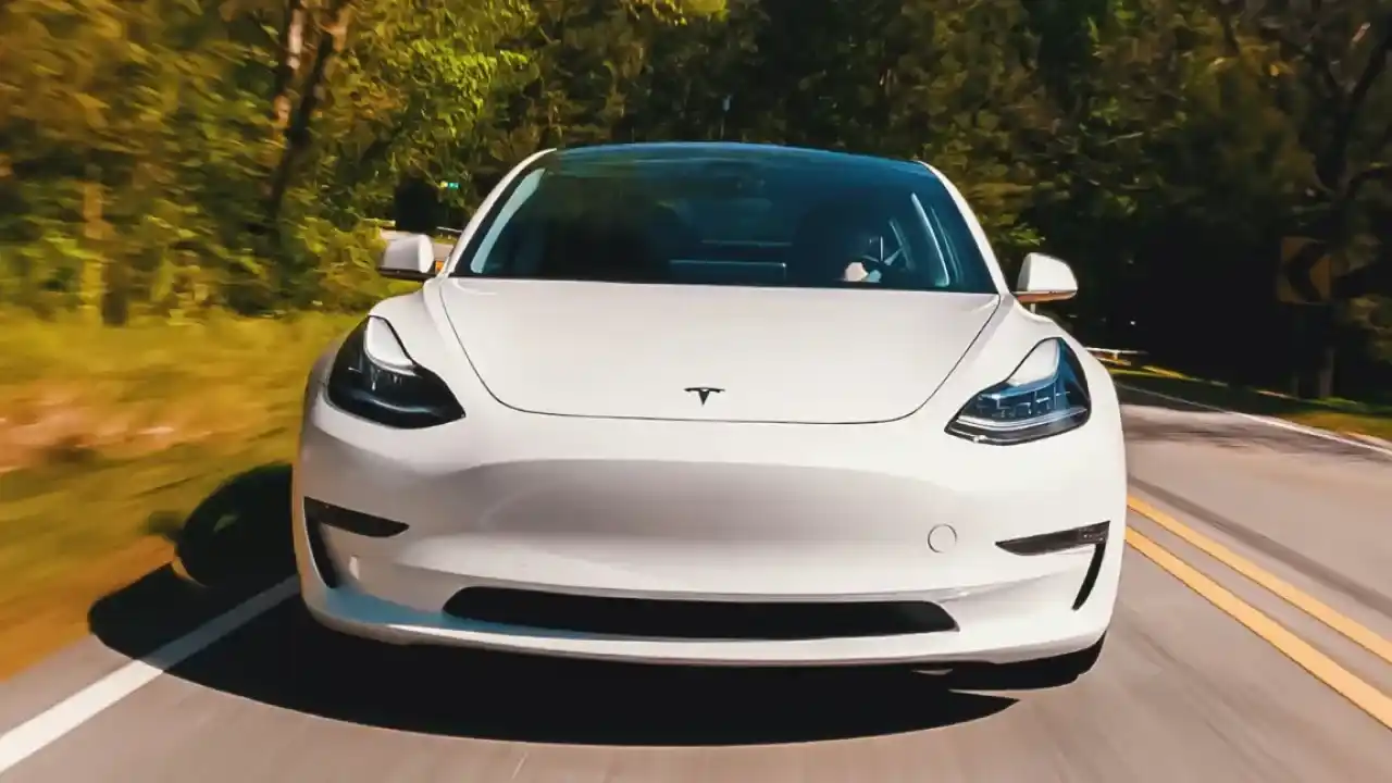 Tesla Model Y’nin Türkiye’de de Görebileceğimiz Yenilenmiş Versiyonu İlk Kez Görüntülendi