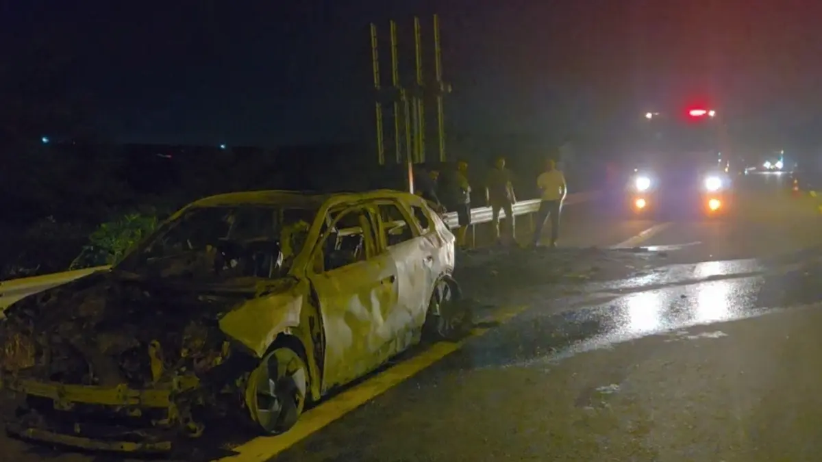 Opelden Çatalcada Otoyolda Yanan Araç Hakkında Açıklama: Elektrikli Değil