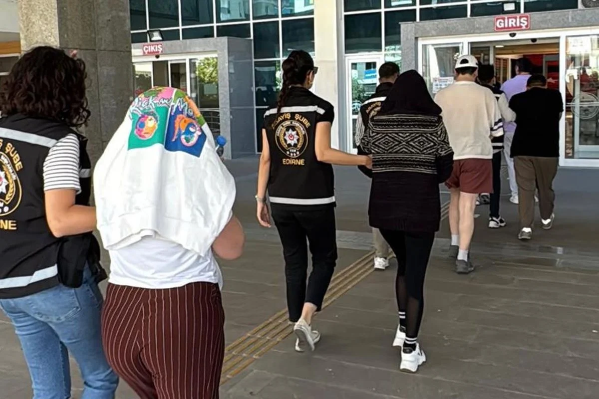Kod adı şeftali! Üniversiteli kızların hayatlarını böyle kaydırmışlar