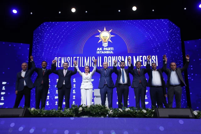 İstanbulda üç ilçe belediye başkanı AK Partiye geçti