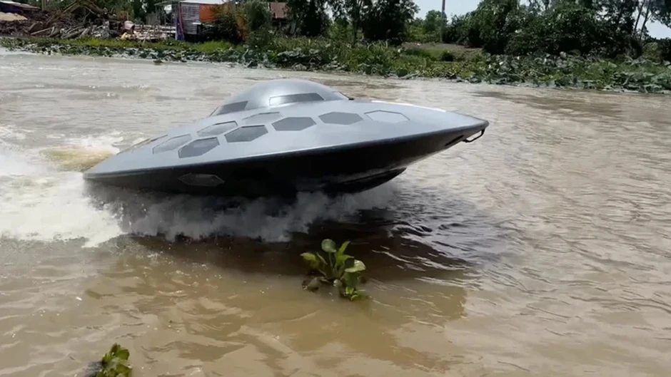 Nehrin ortasından geçen "UFO" görenleri hayrete düşürdü