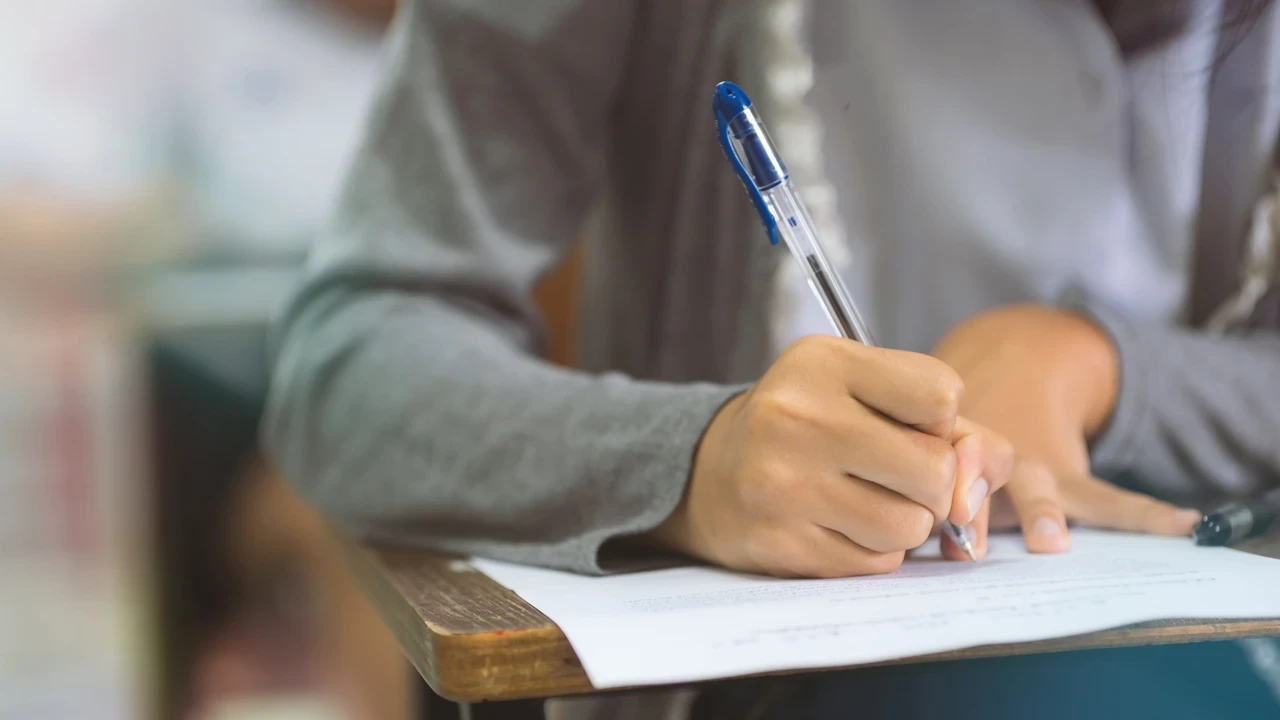 Ekranlar yaygınlaştıkça kaybolan alışkanlık: El yazısı beyni nasıl etkiliyor?