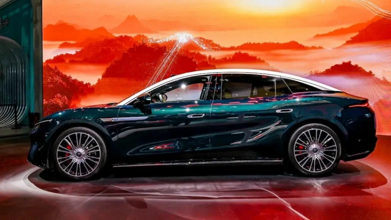 BYD’nin 5,26 metrelik sedanında arka tekerlekler de yön değiştiriyor