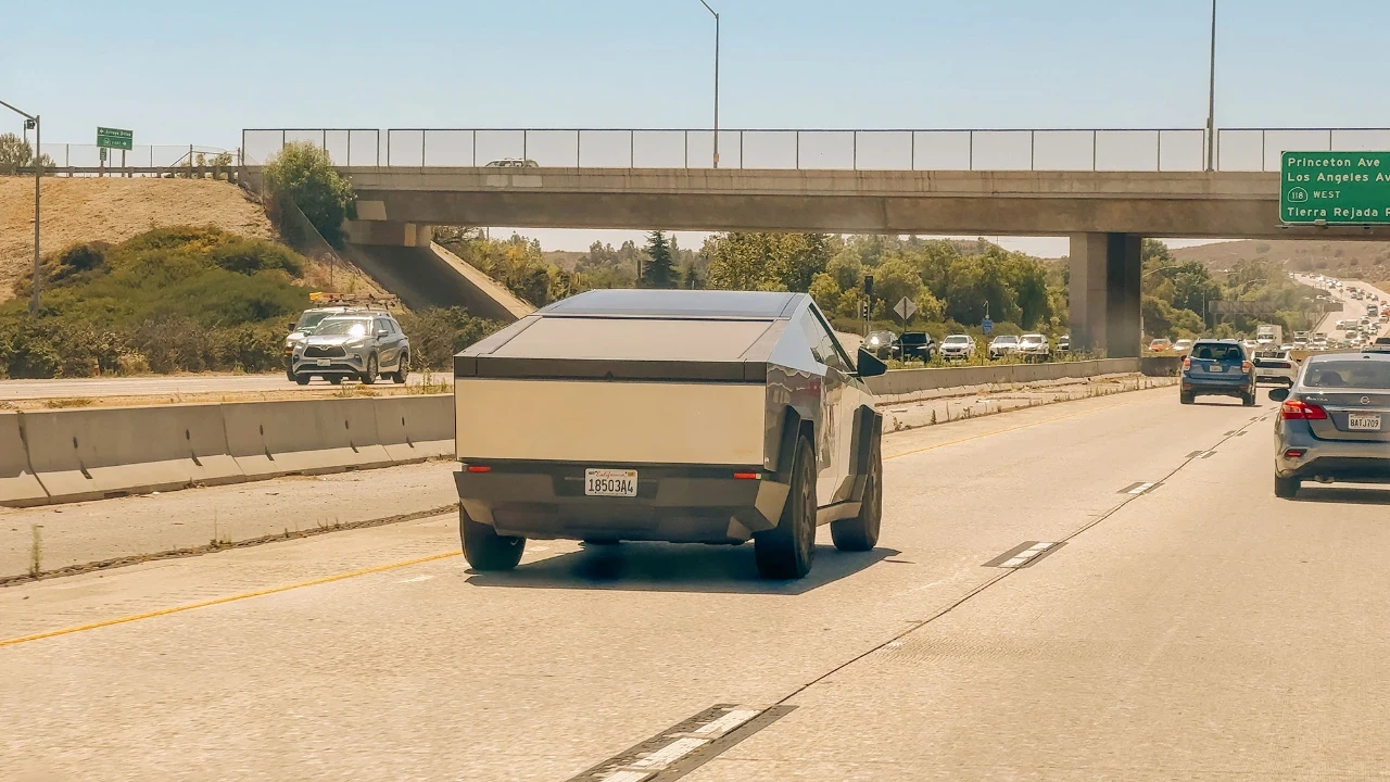 Tesla’dan şaşırtan Cybertruck kararı: Satışlar düşerken fiyat yine yükseldi