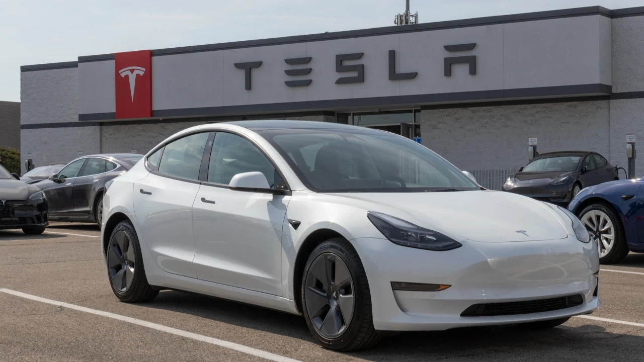 Fransa Tesla’ya kapıyı kapatmıştı: Şimdi iki FSD’li araç yollarda