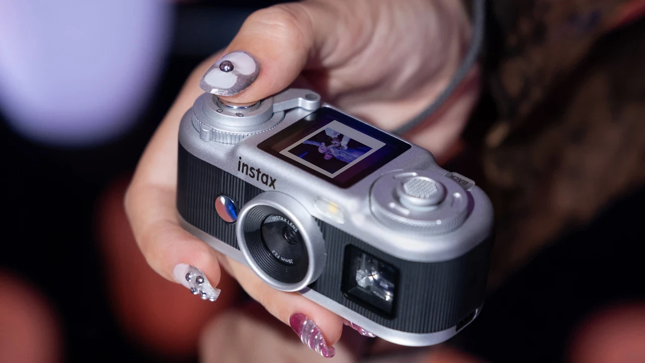 Fujifilm'den 10 megapiksel kameralı instax Pal 2: Fiyatı belli oldu