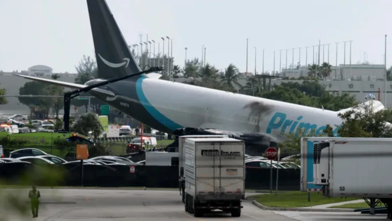 Amazon'un yükünü taşıyan Boeing 767 pistten çıktı: Uçakta yangın başladı